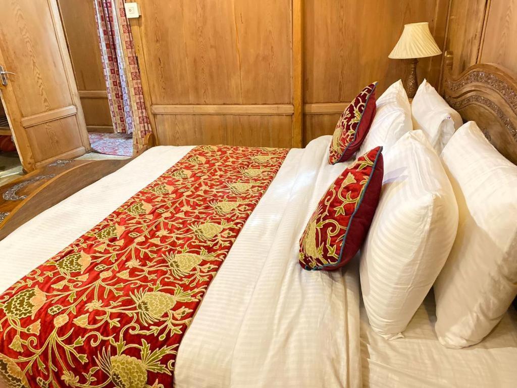Nazneen Group Of Houseboats Srinagar  Room photo